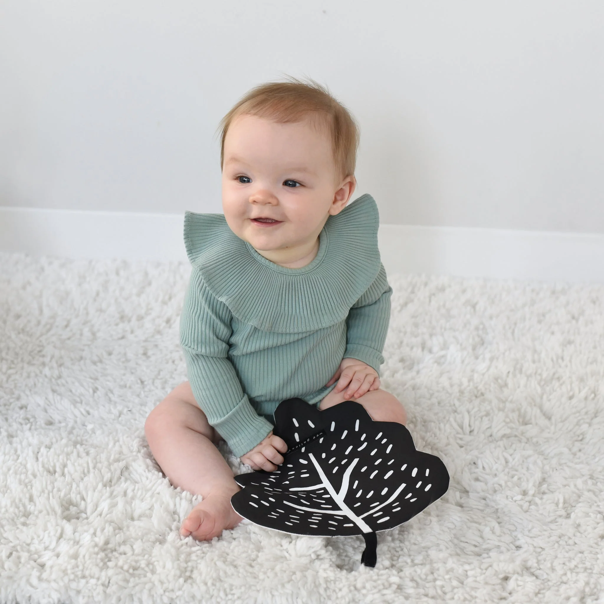 Wee Gallery Organic Crinkle Toy - Leaf - Image 4