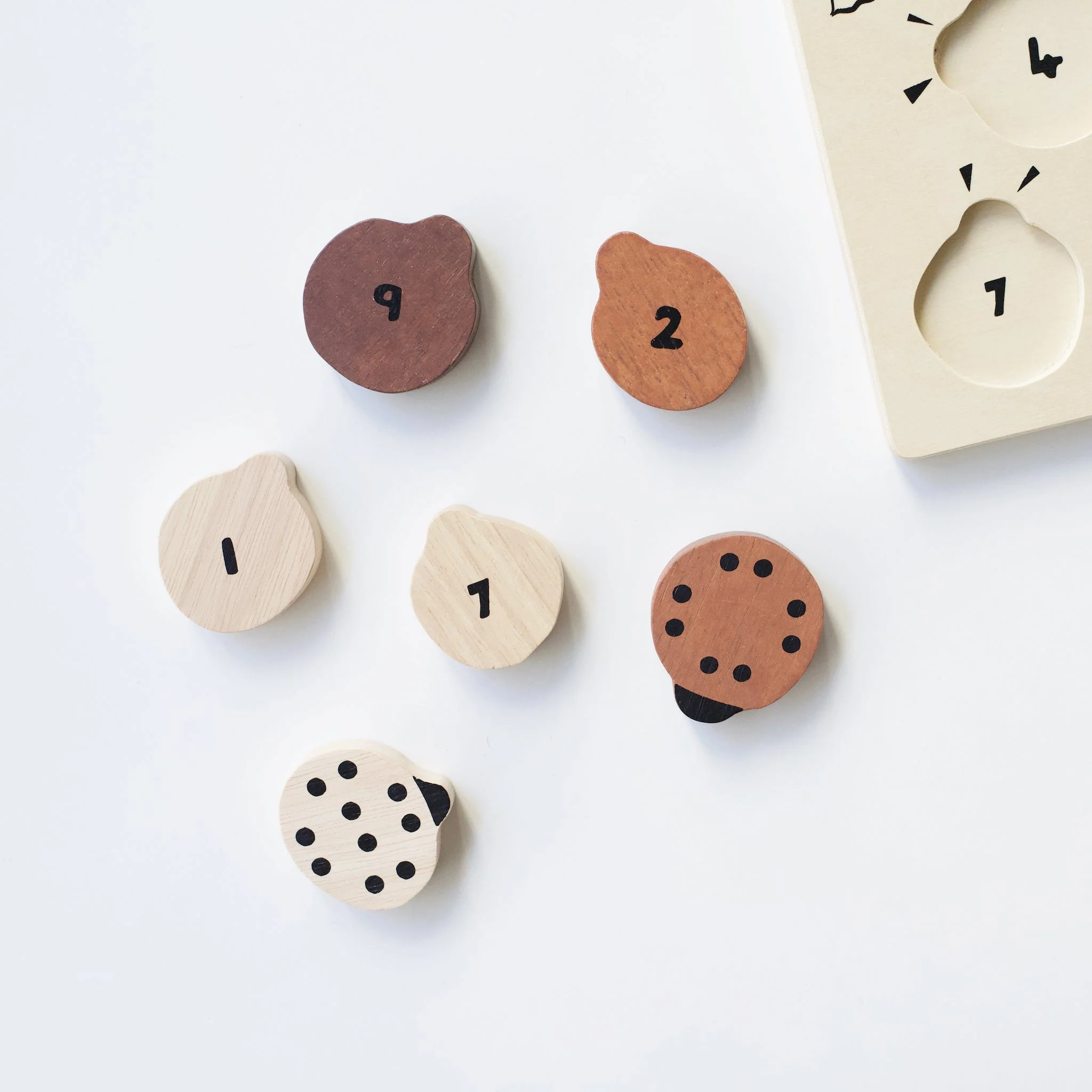 Wee Gallery Wooden Tray Puzzle - Count to 10 Ladybugs - Image 3